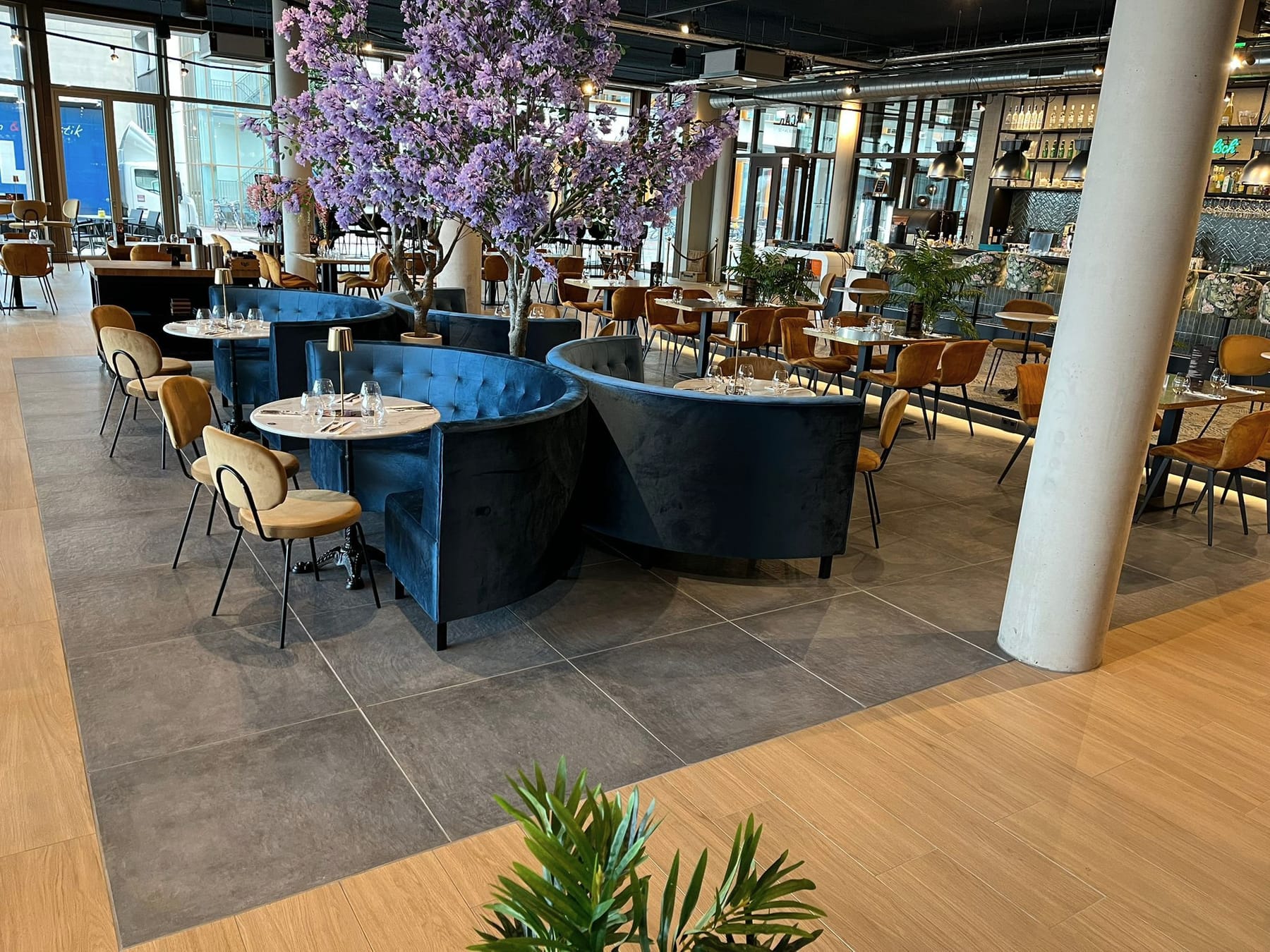 Blauwe velvet booths onder de bloesemboom