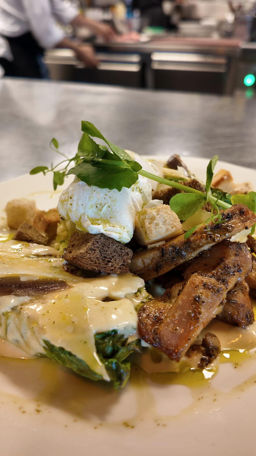 Caesar salade met gepocheerd ei, ansjovis en Parmezaan