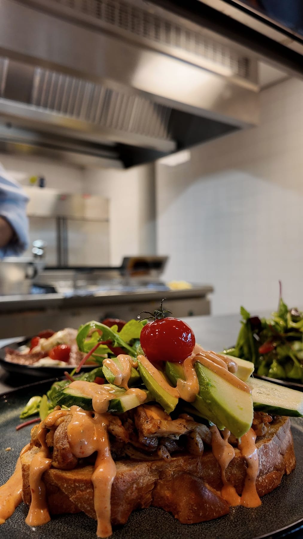 Pastorale: pulled chicken, avocado en srirachamayonaise op geroosterd boerenbrood